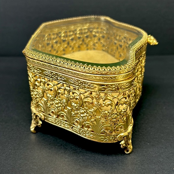 Vintage large brass Ormolu / filigree beveled glass lidded jewelry cask… - Picture 7 of 14